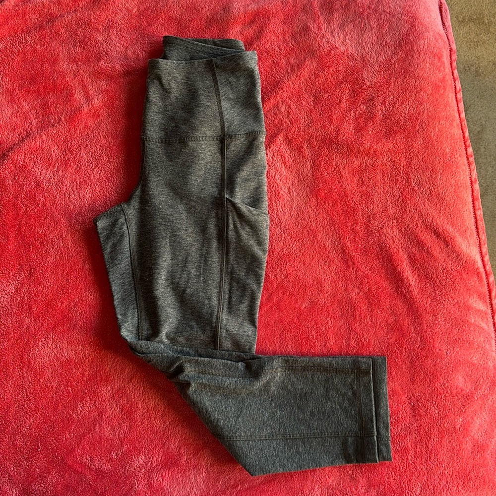 The North Face athletic cropped legging, Gray, with pockets. Size small